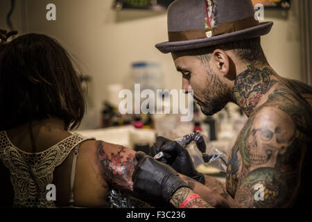 Barcelona, Katalonien, Spanien. 4. Oktober 2015. Eine Frau erhält eine Tätowierung von JON MESA auf der 18. Barcelona Tattoo Expo. Bildnachweis: Matthias Oesterle/ZUMA Draht/Alamy Live-Nachrichten Stockfoto