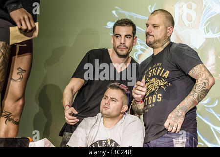 Barcelona, Katalonien, Spanien. 4. Oktober 2015. Barcelona, Spanien. 4. Oktober 2015: Tattoo-Künstler Hua aus East Tattoo Taiwan posiert für ein Foto auf der 18. internationalen Barcelona Tattoo Expo.The Jury des Teilnehmers mit einem männlichen Tattoo frisches neues Bein Tattoo während des Wettbewerbs "Tattoo des Tages" auf der 18. Barcelona Tattoo Expo inspiziert. Bildnachweis: Matthias Oesterle/ZUMA Draht/Alamy Live-Nachrichten Stockfoto
