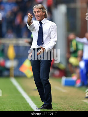 Genua, Italien. 5. Oktober 2015. Roberto Mancini, Cheftrainer von Inter Mailand, reagiert während der italienischen Serie A Fußballspiel in Genua, Italien, am 5. Oktober 2015. Das Spiel gebunden 1-1. © Alberto Lingria/Xinhua/Alamy Live-Nachrichten Stockfoto