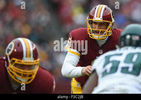 Landover, Maryland, USA. 4. Oktober 2015. Washington Redskins Quarterback Kirk Cousins (8), schreit die Signale auf der Linie während der Matchup zwischen den Philadelphia Eagles und die Washington Redskins bei FedEx Field in Landover, Maryland. Die Redskins besiegte Philadelphia 23-20. Bildnachweis: Cal Sport Media/Alamy Live-Nachrichten Stockfoto