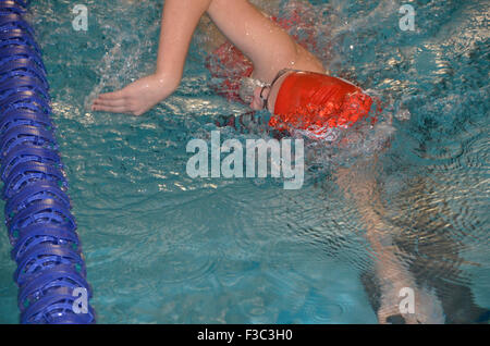 Teen Schwimmer in einem Gymnasium Bad erfüllen Stockfoto