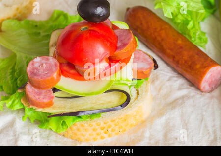 Sandwich-Vorspeise mit geräucherter Wurst und Gemüse Stockfoto