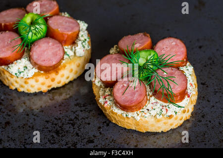Tapas-Vorspeise mit Sauce und Wurst, Chili und dill Stockfoto
