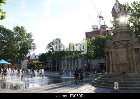 Brunnen am Centenary Square in der Kirche Street Mall, Parramatta. Stockfoto