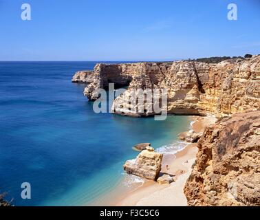 Erhöhten Blick auf den Strand und die Küste, Praia da Marinha, Algarve, Portugal, West-Europa. Stockfoto