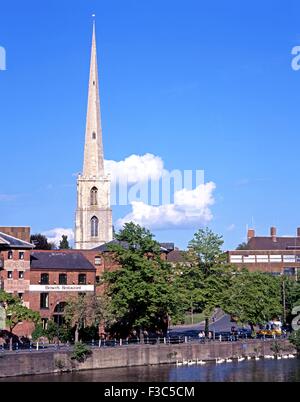 St Andrews Spire (Glovers Nadel) und South Quay aus gesehen jenseits des Flusses Severn, Worcester, Worcestershire, England, UK. Stockfoto