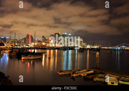 Die Lichter der Innenstadt von San Diego, Kalifornien Türme spiegeln in den Gewässern des Hafens in der Nacht. Stockfoto
