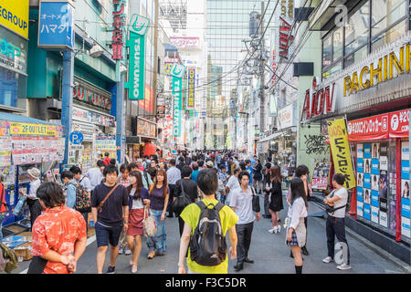 Belebte Straße in Akihabara, bekannt als Electric Town oder Geek Stadt Verkauf Manga Spiele und Videos in Tokio Japan Stockfoto