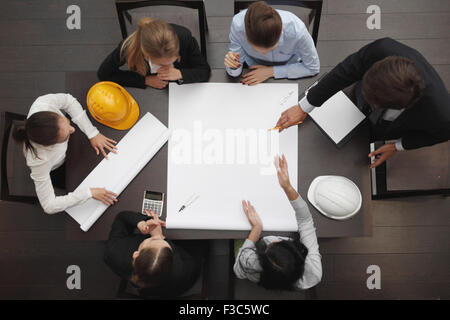 Draufsicht der umstehenden Tabelle in Bau-Business-meeting Stockfoto