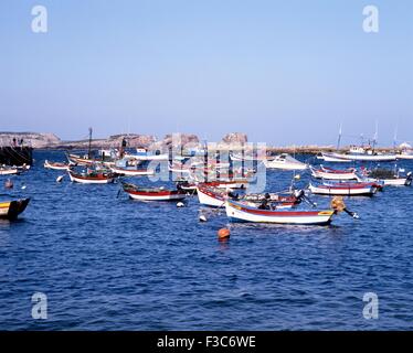 Traditionelle Fischerboote vertäut im Hafen von Sagres, Algarve, Portugal, Westeuropa. Stockfoto