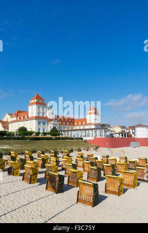 Ansicht von traditionellen Strandkorb sitzen am Strand von Binz Badeort auf der Insel Rügen in Deutschland Stockfoto