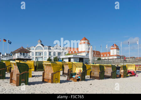 Ansicht von traditionellen Strandkorb sitzen am Strand von Binz Badeort auf der Insel Rügen in Deutschland Stockfoto