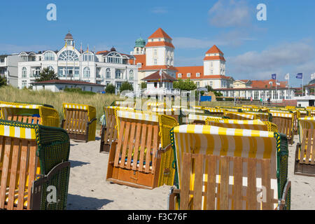 Ansicht von traditionellen Strandkorb sitzen am Strand von Binz Badeort auf der Insel Rügen in Deutschland Stockfoto