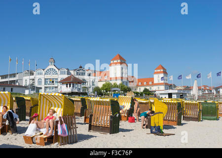 Ansicht von traditionellen Strandkorb sitzen am Strand von Binz Badeort auf der Insel Rügen in Deutschland Stockfoto
