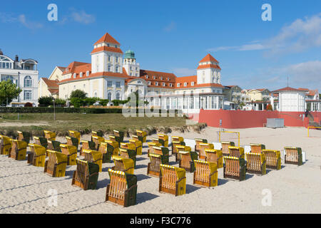 Ansicht von traditionellen Strandkorb sitzen am Strand von Binz Badeort auf der Insel Rügen in Deutschland Stockfoto