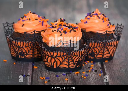 Festliche Halloween-Muffins mit Streuseln auf Vintage Holz-Hintergrund Stockfoto