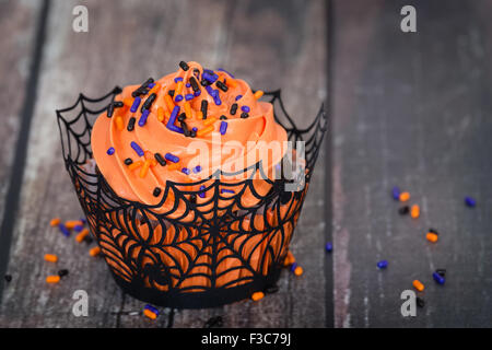 Festliche Halloween-Kuchen mit Streuseln auf Vintage Holz-Hintergrund Stockfoto