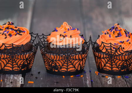 Festliche Halloween-Muffins mit Streuseln auf Vintage Holz-Hintergrund Stockfoto