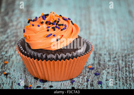 Halloween-Kuchen mit Streuseln auf Vintage-grün Hintergrund Stockfoto