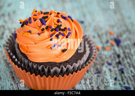 Nahaufnahme von Halloween Cupcake mit Streuseln auf Vintage-grün Hintergrund Stockfoto