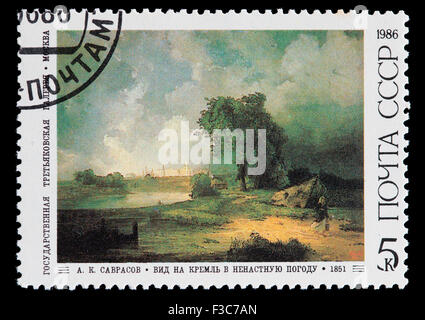 Sowjetunion - CIRCA 1986: Eine Briefmarke gedruckt in Sowjetunion zeigt ein Werk von A. Savrasov: Blick auf den Kreml in schlechtem Stockfoto