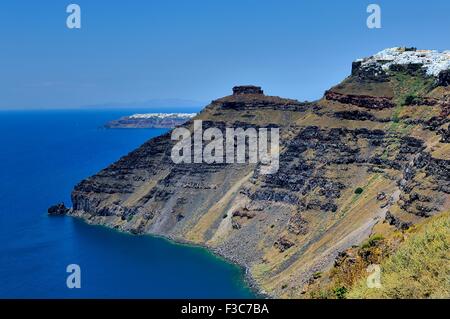 Santorini Griechenland zeigt das Dorf Oia in der Ferne und Skaros Rock und Imerovigli thront hoch oben auf den Klippen. Stockfoto