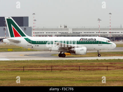 Alitalia Airbus A319-112. Fotografiert am Flughafen Linate, Mailand, Italien Stockfoto