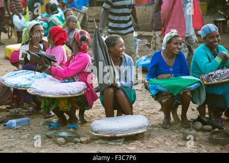 Der Markt der Stadt Jinka, Omo-Tal, Äthiopien eine Gruppe von Frau Stockfoto