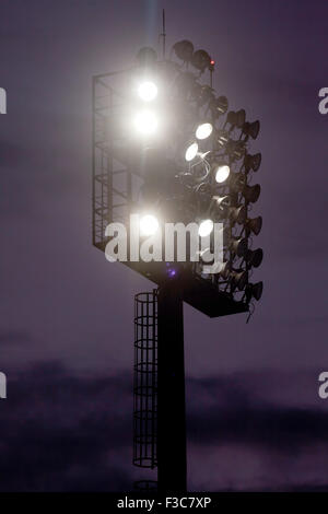 Stadion-Leuchten vor dunklen Nacht Himmelshintergrund Stockfoto