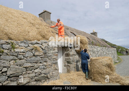 Thatching Dach des traditionellen Cottage im Gearrannan Blackhouse Village auf der Isle of Lewis im äußeren Hebriden Schottland United Kingdo Stockfoto