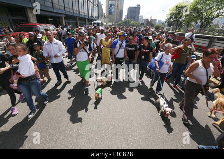 Caracas, Venezuela. 4. Oktober 2015. Bewohner Fuß mit ihren Haustieren während der "Tierrechte im März" in Erinnerung an die Welt des Tieres Tag in Caracas, Venezuela, am 4. Oktober 2015. © Gregorio Teran/AVN/Xinhua/Alamy Live-Nachrichten Stockfoto