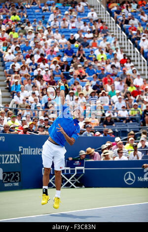 New York, USA. 31. August 2015. Kei Nishikori (JPN) Tennis: Kei Nishikori Japans dient, während die Männer Singles Erstrunden Match der US Open Tennis-Turnier in das USTA Billie Jean King National Tennis Center, Flushing Meadows in New York, Vereinigte Staaten von Amerika. © AFLO/Alamy Live-Nachrichten Stockfoto