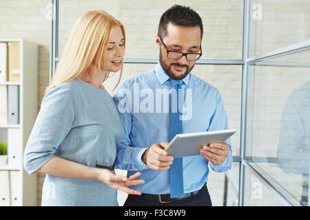 Zwei zuversichtlich Kollegen networking im Büro Stockfoto