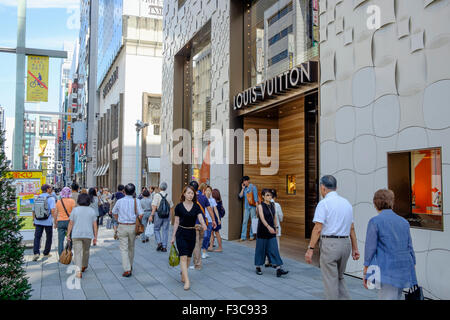 Belebte Straße in gehobenen shopping Bezirk Ginza in Tokio Japan Stockfoto