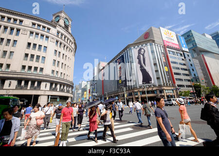 Beschäftigt Fußgängerüberweg im gehobenen shopping Bezirk Ginza in Tokio Japan Stockfoto