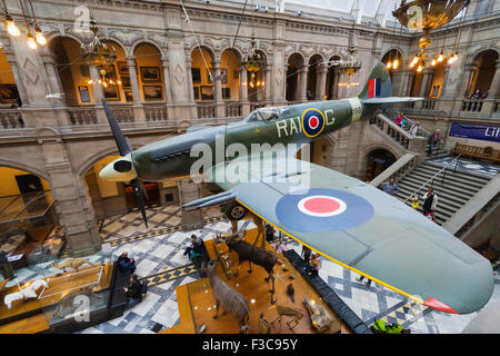Spitfire Kämpfer auf dem Display im Kelvingrove Art Gallery and Museum in Glasgow, Vereinigtes Königreich Stockfoto