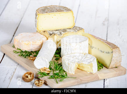 verschiedene Käse mit Walnüssen auf eine hölzerne Tafel Stockfoto