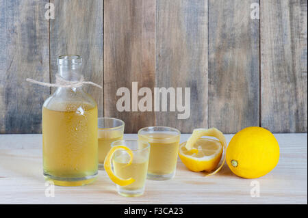 Hausgemachte Limonchello auf dem hölzernen Hintergrund Stockfoto