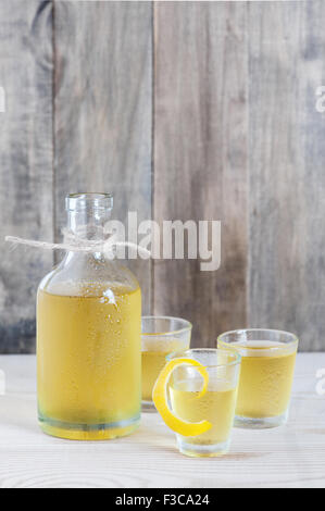 Hausgemachte Limonchello auf dem hölzernen Hintergrund Stockfoto