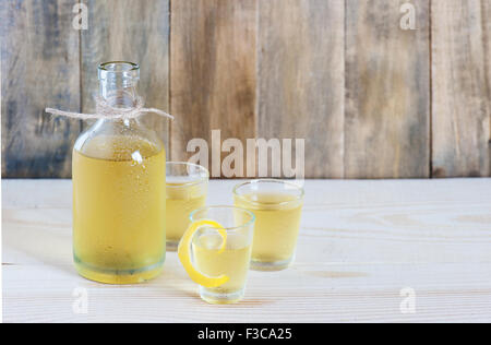 Hausgemachte Limonchello auf dem hölzernen Hintergrund Stockfoto