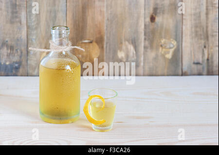 Hausgemachte Limonchello auf dem hölzernen Hintergrund Stockfoto