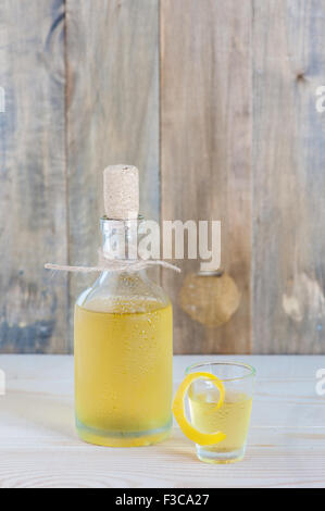 Hausgemachte Limonchello auf dem hölzernen Hintergrund Stockfoto