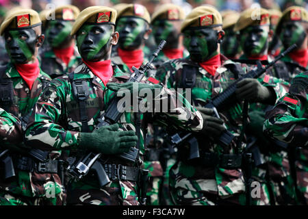 Aceh, Indonesien. 5. Oktober 2015. Indonesische nationale Streitkräfte (TNI) führen Sie während der Feier zum 70. Jahrestag der nationalen Streitkräfte in Aceh, Indonesien, 5. Oktober 2015. Bildnachweis: Junaidi/Xinhua/Alamy Live-Nachrichten Stockfoto