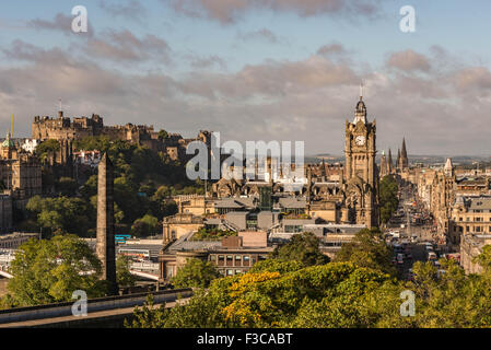 Edinburgh Skyline Blick nach Westen von Calton Hill, Edinburgh Castle auf der linken Seite, um die Uhr des Balmoral Hotel, die Princes Street, auf der rechten Seite Stockfoto