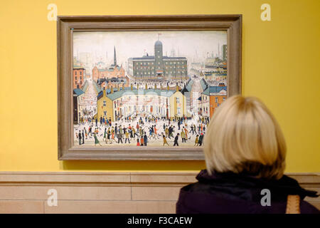 Besucher betrachten Malerei VE Tag von LS Lowry auf dem Display im Kelvingrove Art Gallery and Museum in Glasgow, Vereinigtes Königreich Stockfoto