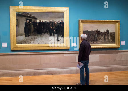 Besucher betrachten Gemälde A Trauerfeier im Hochland von James Guthrie im Kelvingrove Art Gallery and Museum ausgestellt Stockfoto