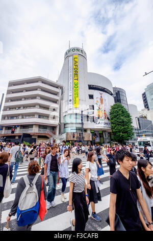 Beschäftigt Fußgängerüberweg in Omotesando in Tokio Japan Stockfoto