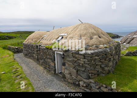 Traditionelle Blackhouse Hütte im Gearrannan Blackhouse Village auf der Isle of Lewis im äußeren Hebriden Schottland Vereinigtes Königreich Stockfoto