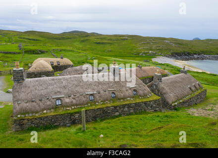 Traditionelle Blackhouse Hütten im Gearrannan Blackhouse Village auf der Isle of Lewis im äußeren Hebriden Schottland Vereinigtes Königreich Stockfoto