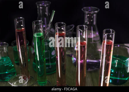 Chemie-Reagenzgläser und Kolben in einem dunklen Labor Stockfoto